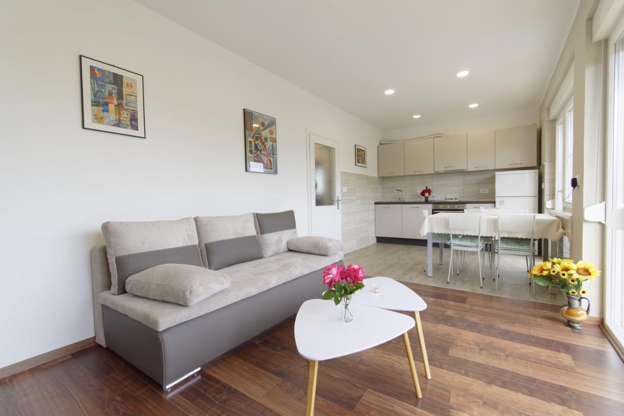 Apartment Patrik By Rent Istria Umag Exterior photo